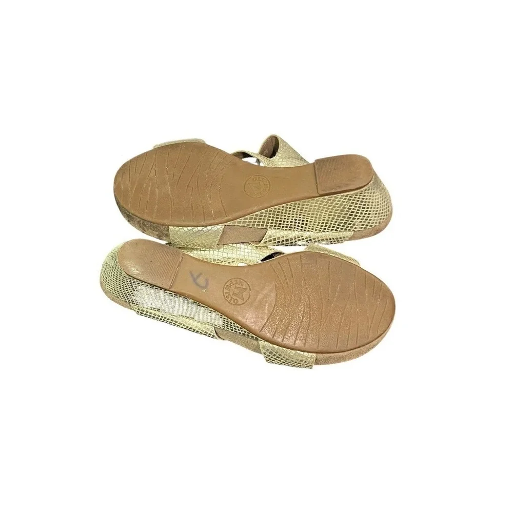 Mephisto Gold Beatrix Snakeskin Leather Wedge Sandals Buckle Strap Womens 38 7.5